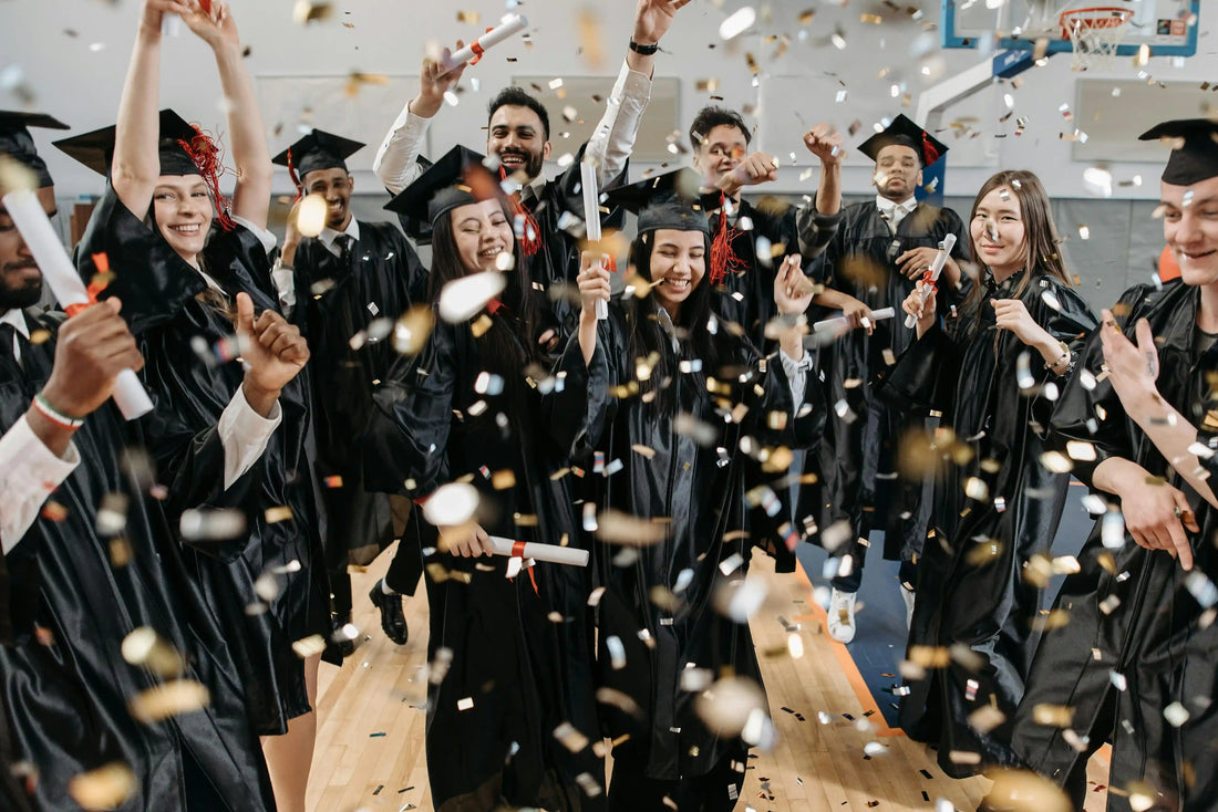 Studentergilde - Studerende fejrer deres dimission og kaster deres hatte i vejret